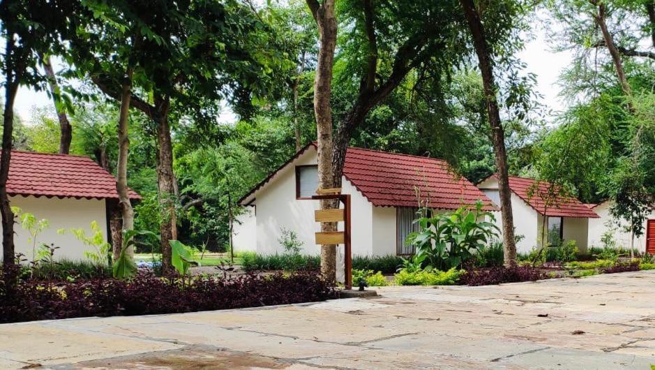 Aranya Vilas - A Nature Resort Удайпур Екстериор снимка