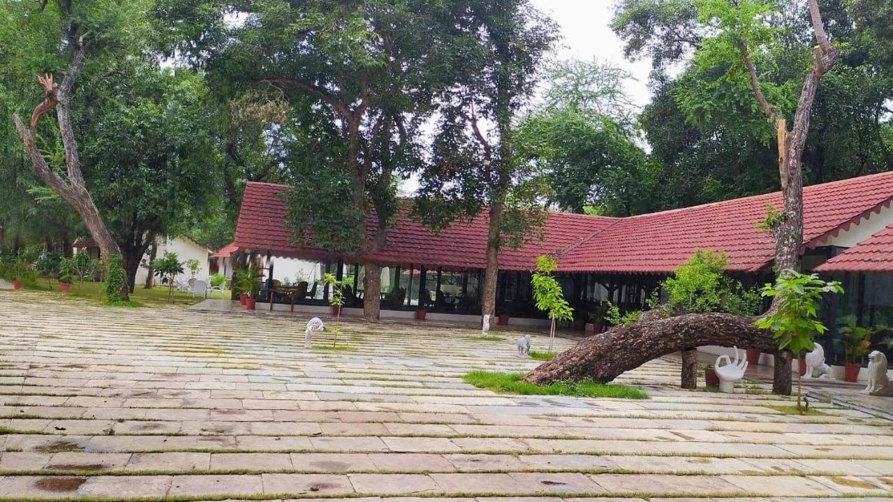 Aranya Vilas - A Nature Resort Удайпур Екстериор снимка