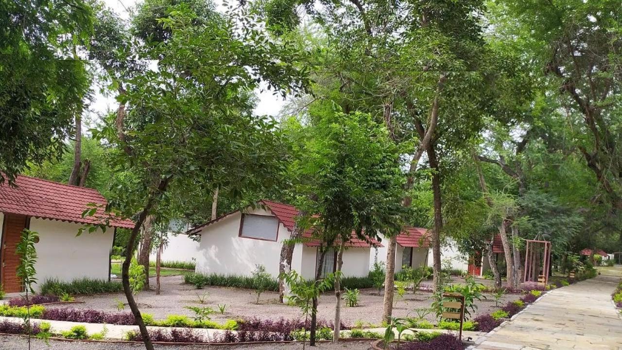 Aranya Vilas - A Nature Resort Удайпур Екстериор снимка